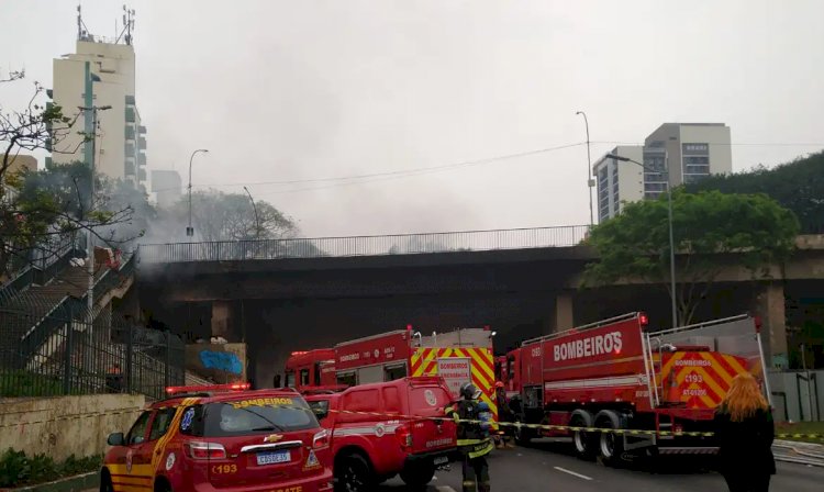 SP: incêndio atinge viaduto na Avenida 23 de Maio