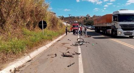 Motorista atropela quatro ciclistas na BR-265, em Barbacena (MG)