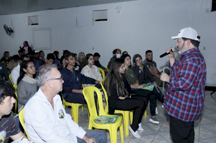 Carlos Bernardo conversa com multidão em comitê de Dourados