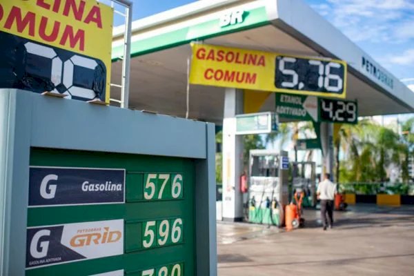 Gasolina no DF chega a R$ 6,19 após governo voltar a taxar combustíveis
