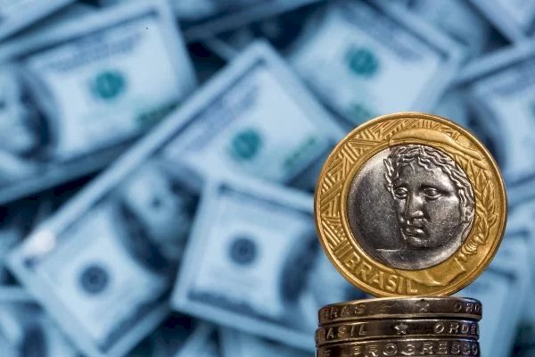 Com inflação menor nos EUA, dólar volta a ficar abaixo de R$ 5