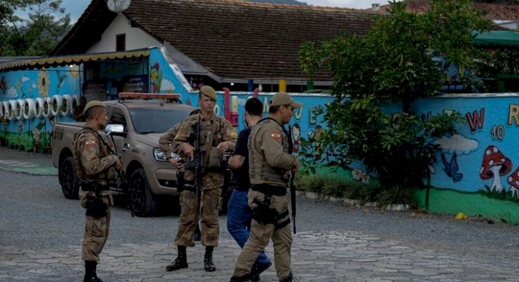 Polícia cumpre 10 mandados contra adolescentes que planejavam ataques em escolas no país