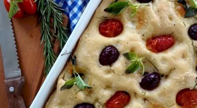 Focaccia com azeitonas pretas