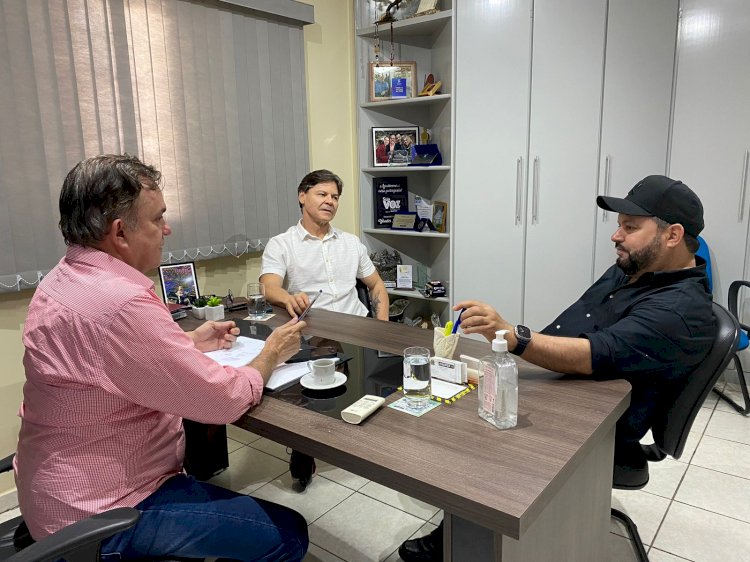 Carlos Bernardo é recebido pelo deputado federal Vander Loubet