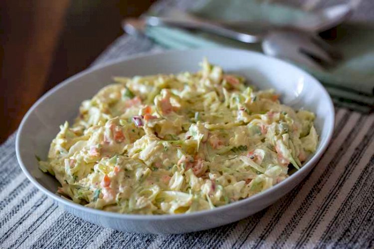 Jantar rápido e saudável de Salada de Repolho com Maionese