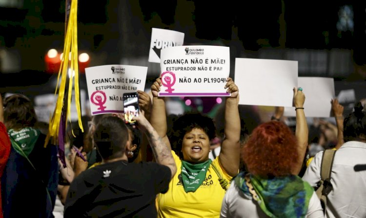 Manifestantes vão às ruas contra PL que equipara aborto a homicídio