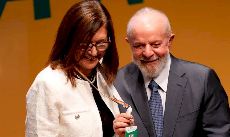 Lula defende Petrobras lucrativa e líder da transição energética