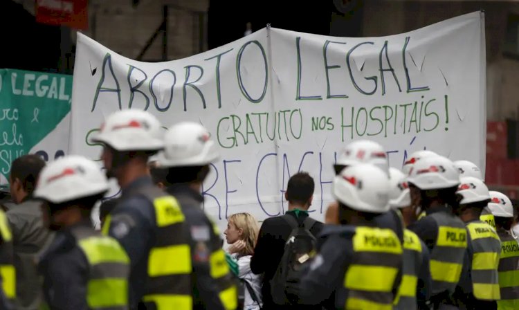 Mulheres fazem ato no Masp no Dia de Luta pela Legalização do Aborto